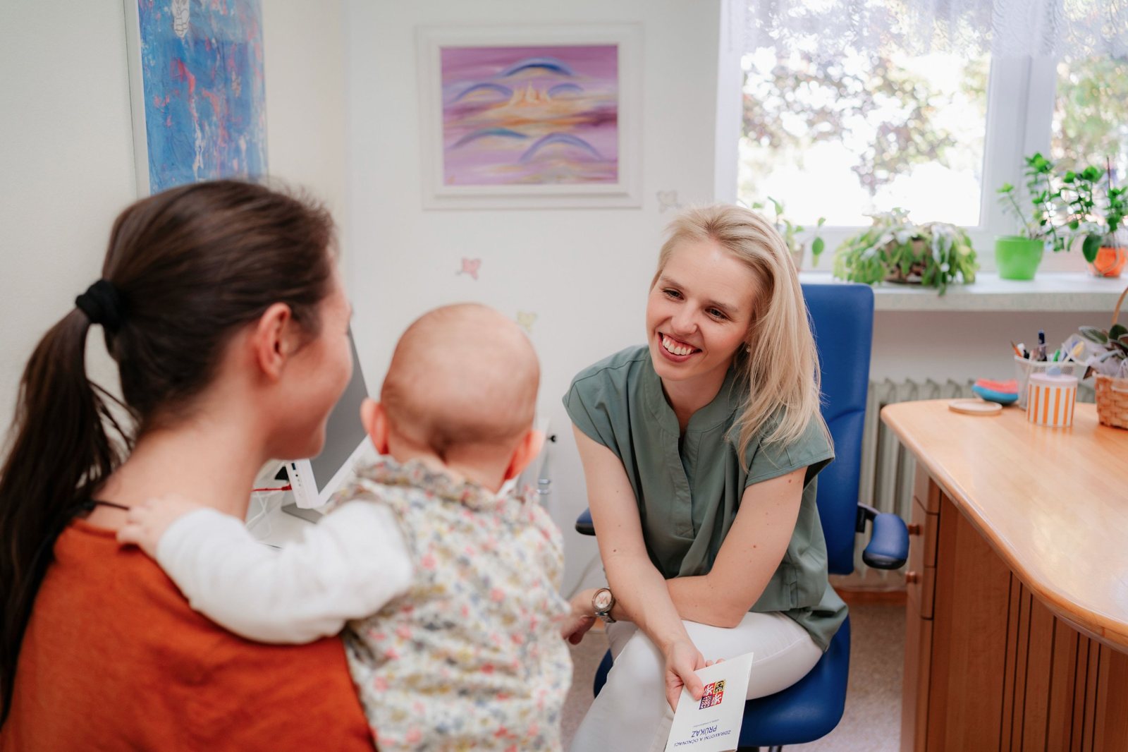 První návštěva u dětské lékařky v Ostravě – maminka s miminkem a očkovací průkaz